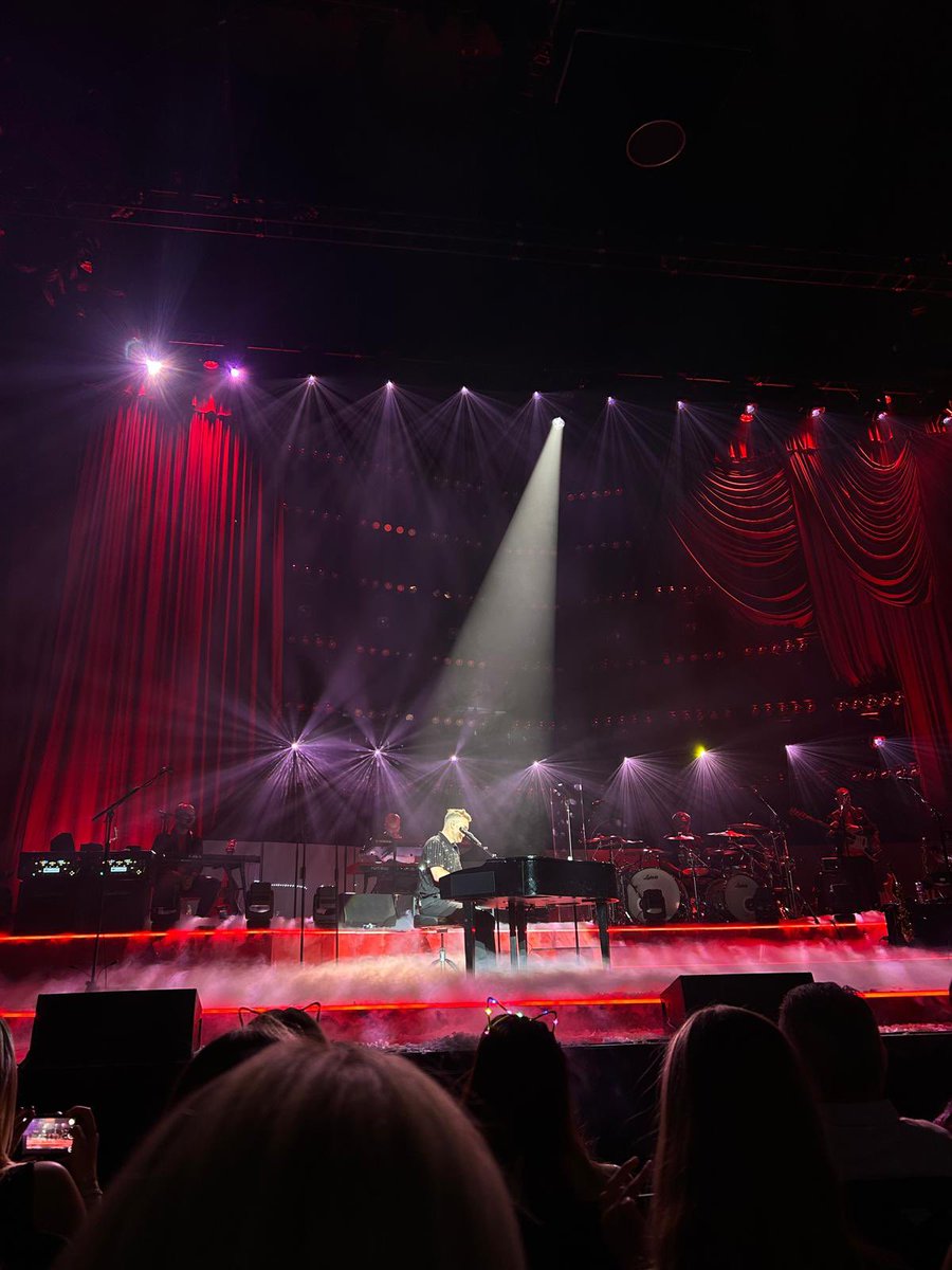 ErinnSturgess's tweet photo. @GaryBarlow 

Thank you for the most brilliant tour ! So many great memories made ! ✨🌟 

#SongbookTour2025 https://t.co/DslM23tSpw