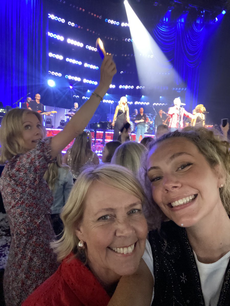 ErinnSturgess's tweet photo. @GaryBarlow 

Thank you for the most brilliant tour ! So many great memories made ! ✨🌟 

#SongbookTour2025 https://t.co/DslM23tSpw
