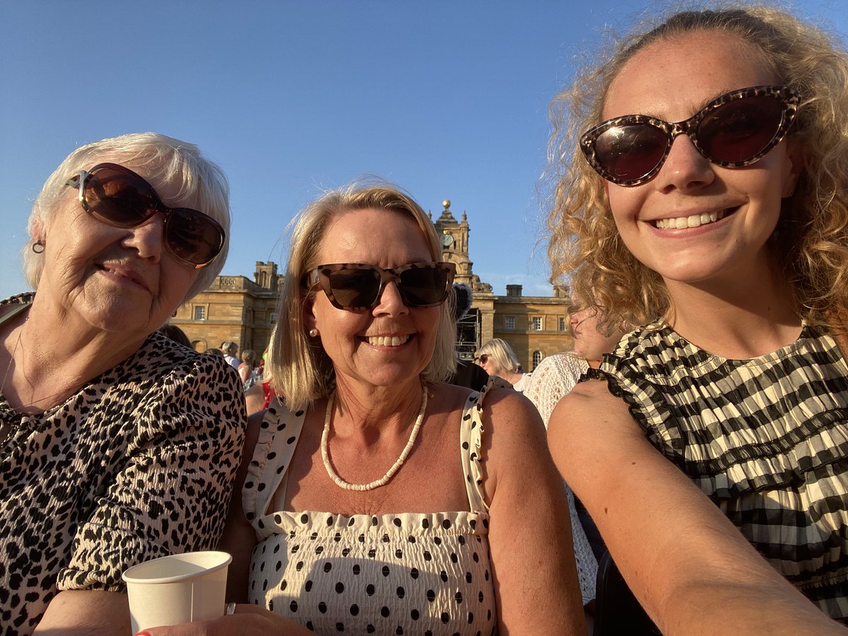 ErinnSturgess's tweet photo. @GaryBarlow 

Thank you for the most brilliant tour ! So many great memories made ! ✨🌟 

#SongbookTour2025 https://t.co/DslM23tSpw