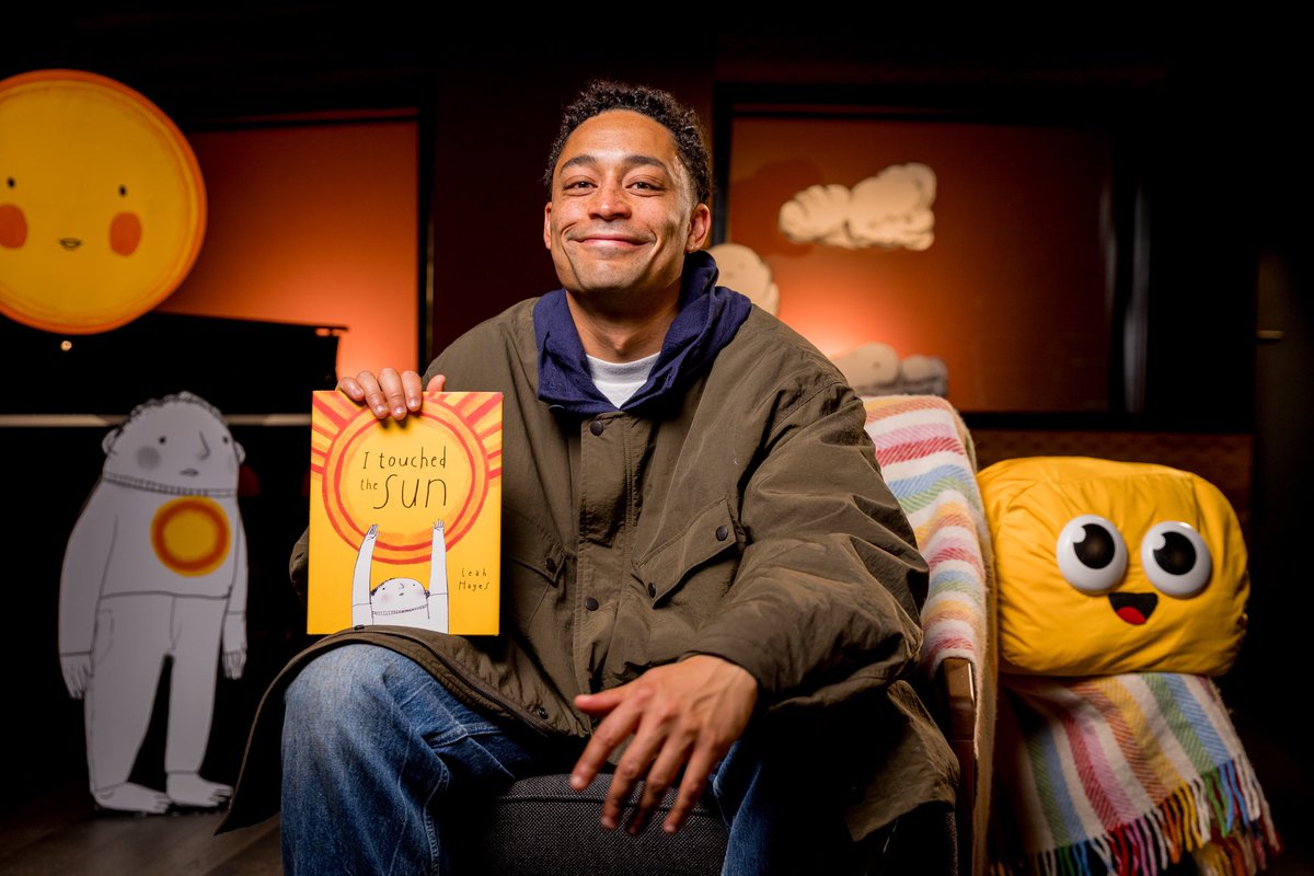 To our UK followers: tune into @cbeebieshq tonight at 18.50!!!!

<a href="/LoyleCarner/">Loyle</a> will be reading I TOUCHED THE SUN by Leah Hayes (<a href="/NOTFUNNYBOOK/">NOTFUNNYHAHA</a>) for tonight’s #BedtimeStories segment ☀️