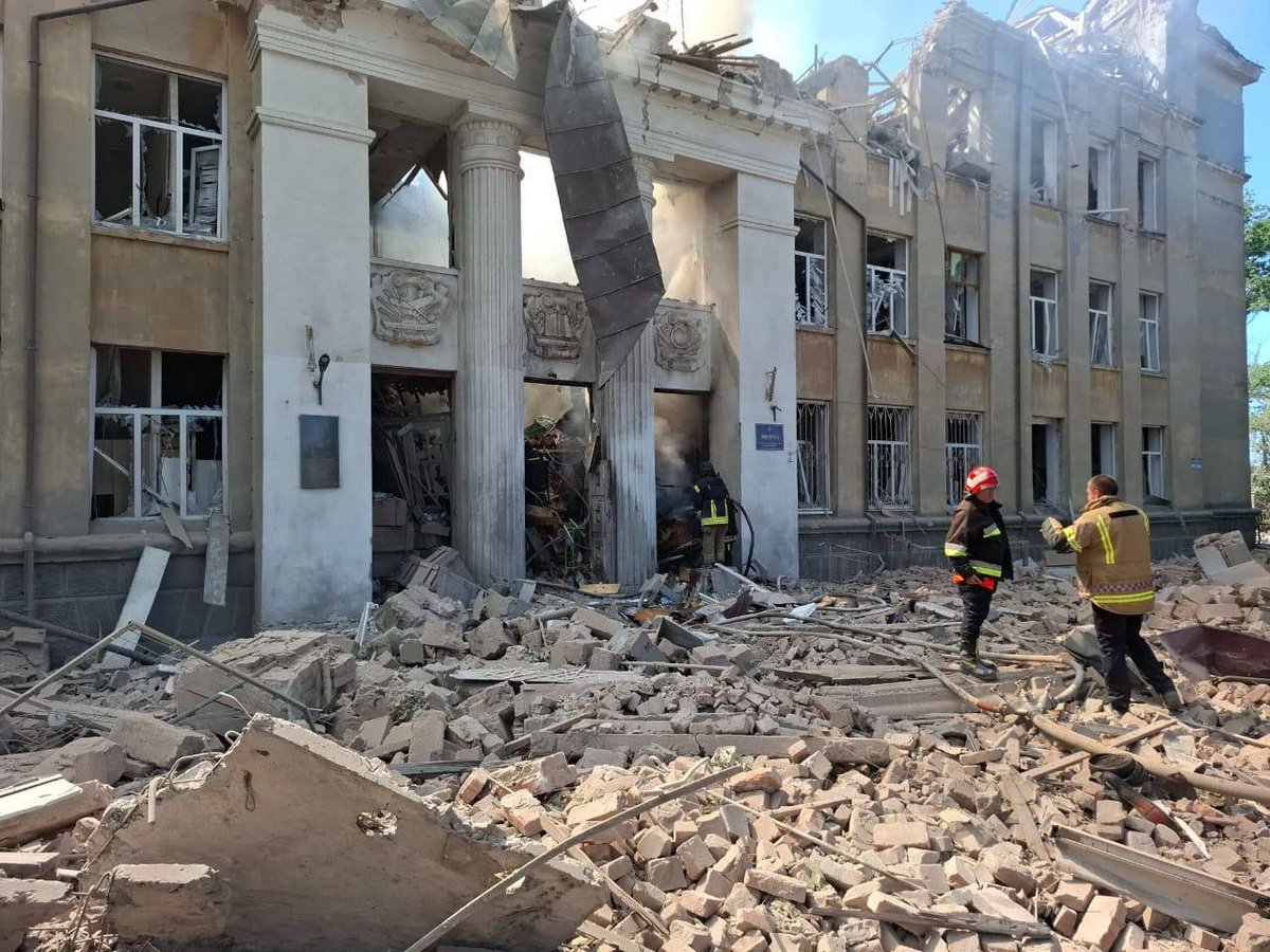 A high school in Ukraine's Odesa region – a difference of 24 hours.

Russians targeted the school with 3 North Korean ballistic missiles this morning.