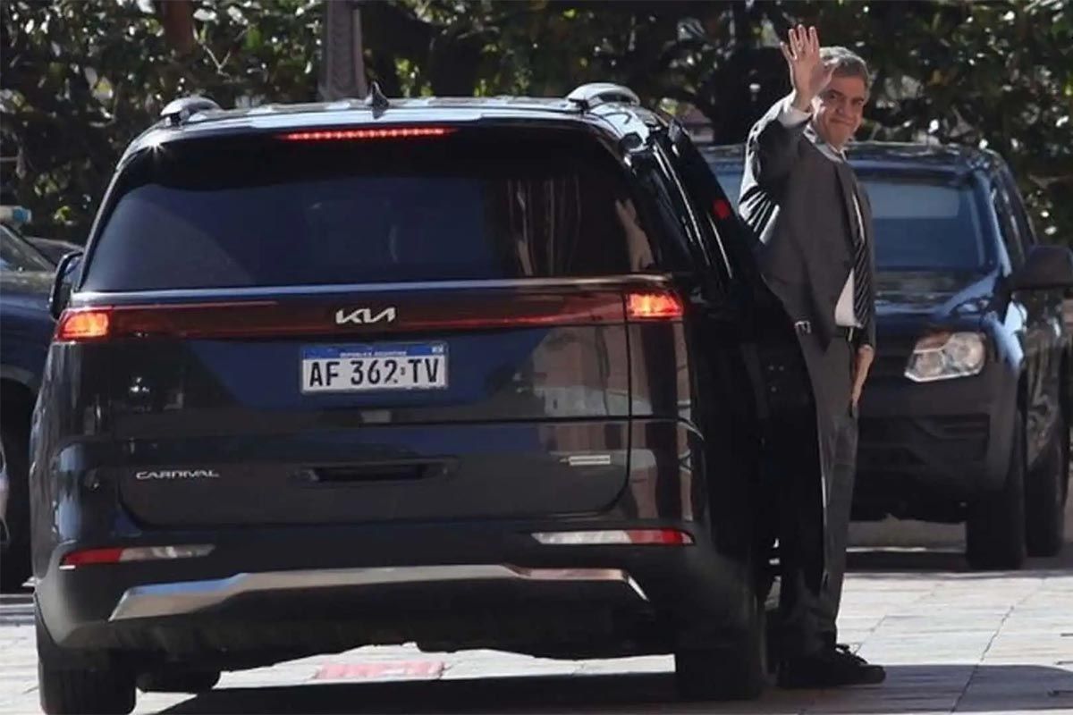 Tiempo Argentino (@tiempoarg) on Twitter photo 💲 El Gobierno porteño desembolsa casi 42 millones de dólares para autos oficiales
El dinero está destinado a seguros para el automotor que recibirá una sola empresa privada.
✍️ <a href="/MDSuarez/">Martín Suárez</a> | buff.ly/XO2xYMv 💲 El Gobierno porteño desembolsa casi 42 millones de dólares para autos oficiales
El dinero está destinado a seguros para el automotor que recibirá una sola empresa privada.
✍️ <a href="/MDSuarez/">Martín Suárez</a> | buff.ly/XO2xYMv