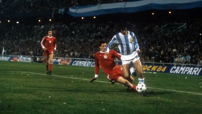 En el ‘78, enfrentábamos a los europeos con su ritmo, pero con nuestra esencia ofensiva. Jugábamos a su dinámica, pero con nuestra identidad. El fútbol hoy en día cambió, sí… pero no para mejor. Que opinas?