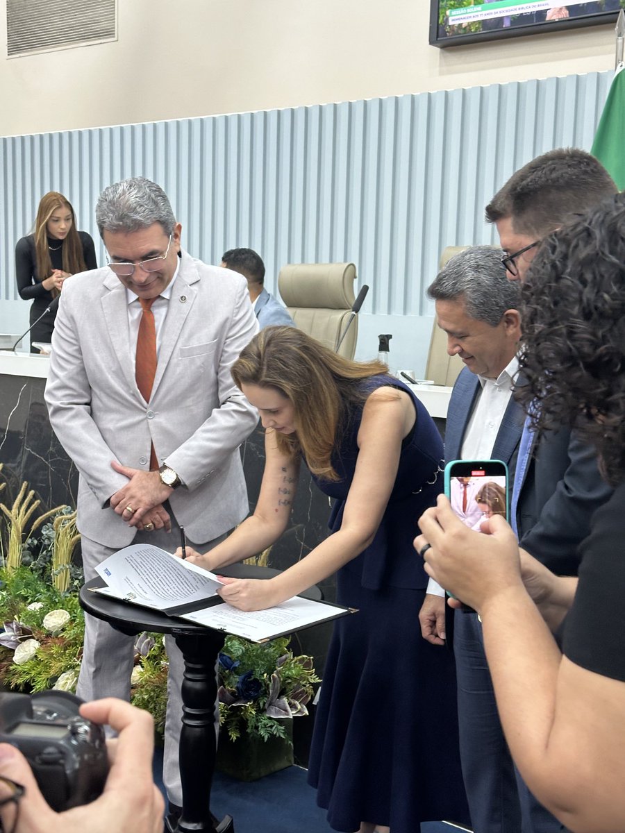Assinatura do Projeto de Lei que institui a Sociedade Bíblica do Brasil como Utilidade Pública, fortalecendo ainda mais a capacidade de atuação na região Norte da SBB.    Um propositura da deputada ⁦<a href="/allinyserrao/">Alliny Serrão</a>⁩ 🕊️🙏🏻👏🏻