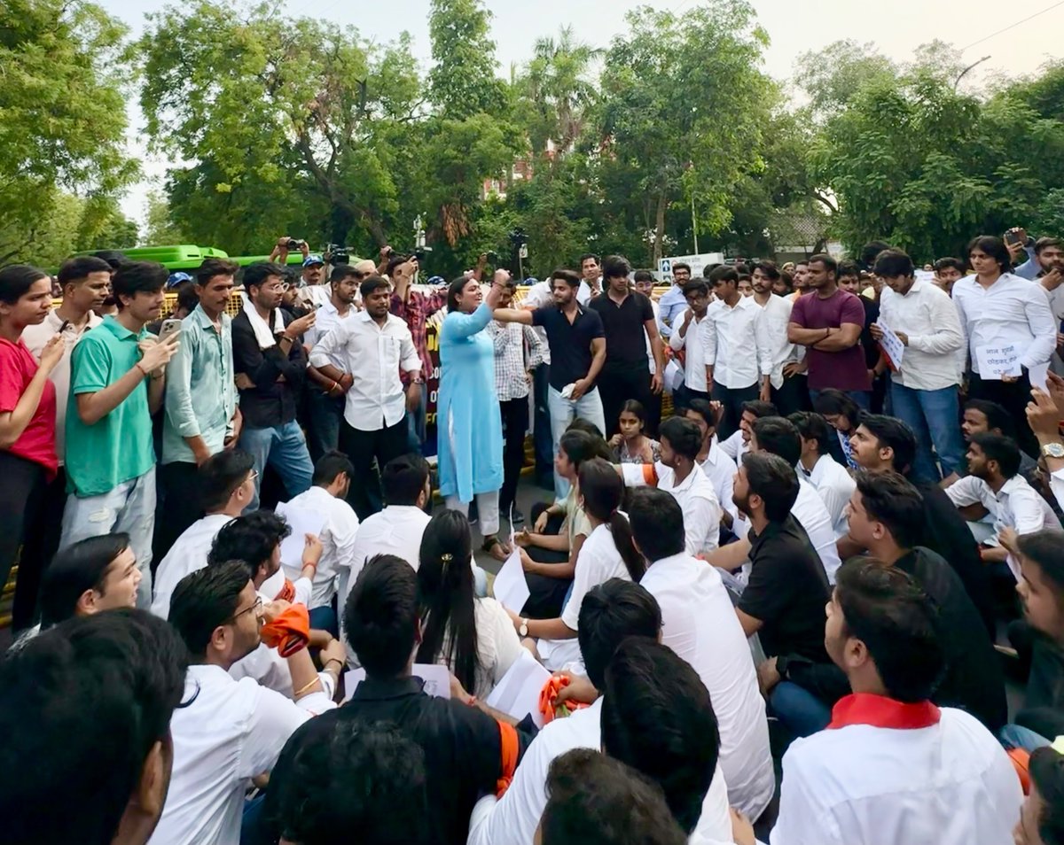 आज अभाविप ने केरल सरकार द्वारा पीएम श्री योजना को वैचारिक द्वेष के कारण अस्वीकार करने तथा एबीवीपी के केरल प्रदेश मंत्री ई. यू. ईश्वरप्रसाद पर शिक्षा मंत्री के संरक्षण में वामपंथी SFI द्वारा किए गए बर्बर हमले के विरोध में दिल्ली स्थित केरल भवन पर सैकड़ों की संख्या में जोरदार