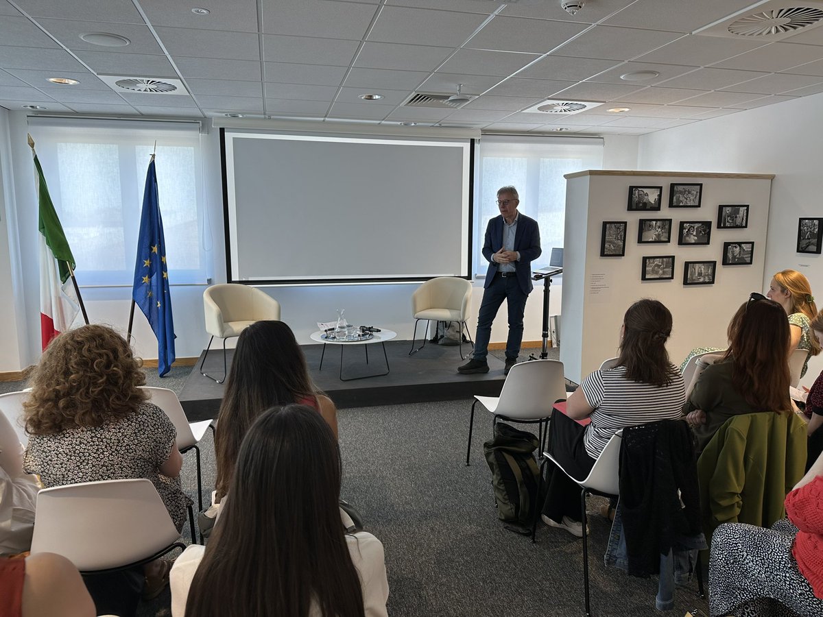iicedimburgo's tweet image. Venerdì 20 giugno Alma Edizioni ha tenuto presso il nostro IIC un incontro di formazione per insegnanti di 🇮🇹 LS nel Regno Unito condotto da Ciro Massimo Naddeo.
Una giornata ricca di spunti, condivisione di buone pratiche e attività 📚
Grazie a chi ha partecipato 🙏🏻