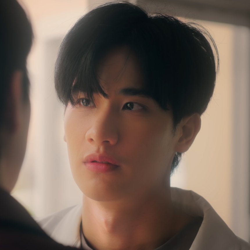 พี่โอ๊ตหล่อมากเลยค่ะ #BreakUpServiceSeriesFinalEP หล่อแบบหล่อเหลา ออร่ามันเรืองแสง ตาก็สวย ปากก็สวย จมูกก็สวย ใช้สายตาก็เก่ง แสงกระทบที่หน้าคือถูกองศา ส่งเสริมความหล่อเหลามาก ระยิบระยับ ประทับใจ สาว ๆ เห็นแล้วใจสั่นกันหมด ถ้า search หาคำว่าหล่อ รูปแรกที่ขึ้นมาคงจะเป็นพี่โอ๊ต