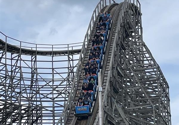 IGNITE tip for this heat wave 🔥: Thrills and chills at Carowinds. 
Stay cool, everyone 😎