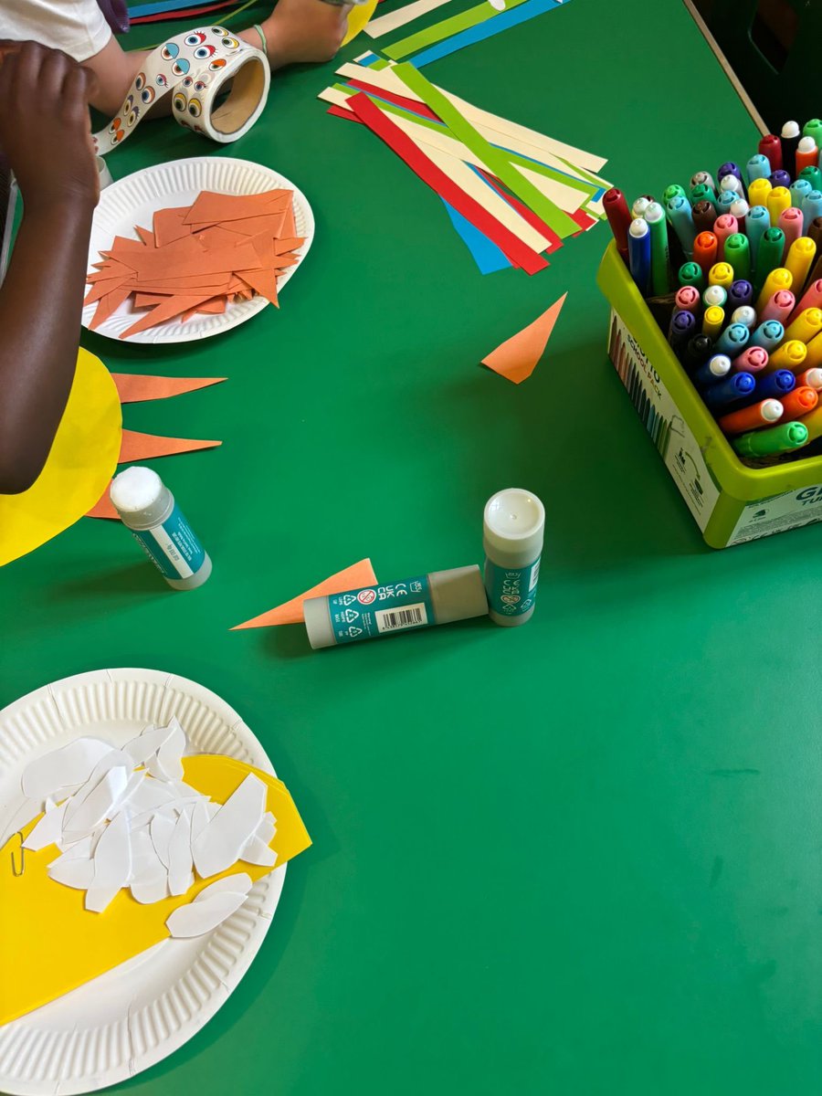 CharltonLib's tweet image. For #PrideMonth children at #CharltonLibrary made rainbows using different colours and shapes 🌈 at #LibraryFunClub! Join us every Saturday from 10.30-11.30am to make and create, browse and borrow books 📚 #LoveYourLibrary
