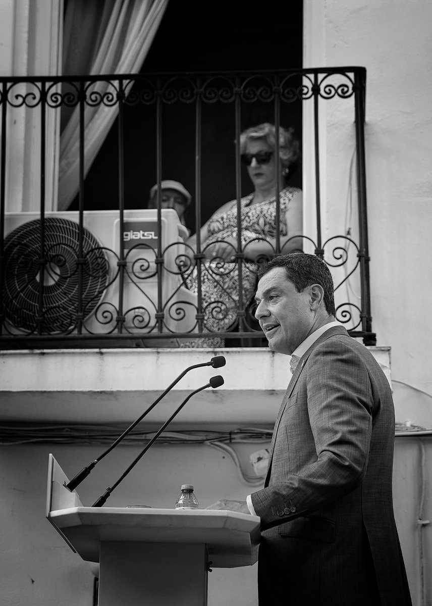 …
Las comadres murmuran 
Su historia en el umbral 
De sus casas de cal
Y las muchachas hacen bolillos 
Buscando, ocultas tras los visillos
A ese hombre joven 
Que, noche a noche, forjaron en su mente
Fuerte para ser su señor
Tierno para el amor.

#PuebloBlanco
#Serrat