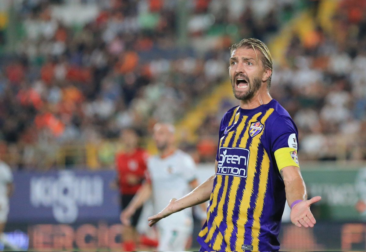 ÖZEL
Sakaryaspor, son olarak Eyüpspor'da forma giyen tecrübeli oyuncu Caner Erkin ile ilgileniyor.

Caner Erkin ile yapılan ilk görüşme olumlu geçti.

Caner Erkin önümüzde ki günlerde Sakaryasporlu yetkililer ile bir araya gelecek.