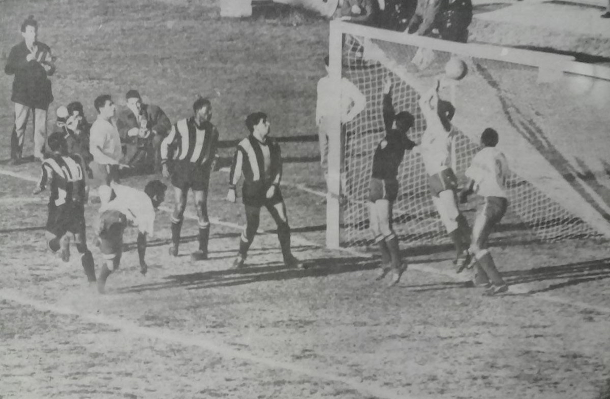 HistoriaCAP's tweet image. 🗓️#UnDíaComoHoy de 1962, @OficialCAP empataba 1-1 con Nacional por Semifinales de Copa Libertadores y eliminaba a su rival
🏟️Centenario
⚽Alberto Spencer 68'
⭐Los albos tuvieron pese a ser vice campeón la chance de participar en la Copa pues Peñarol era el Bi Campeón reinante