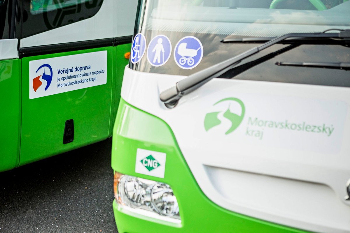 Senioři, děti a studenti, od července můžete jezdit 🚌🚆 meziměstskými autobusy a vlaky za polovinu svého jízdného! 
Moravskoslezský kraj vám nabízí dar. Tak toho využijte! ✅
Od 1. července 2025 můžete získat zpět až 50 % z ceny své dlouhodobé jízdenky ODIS! 
Moravskoslezský