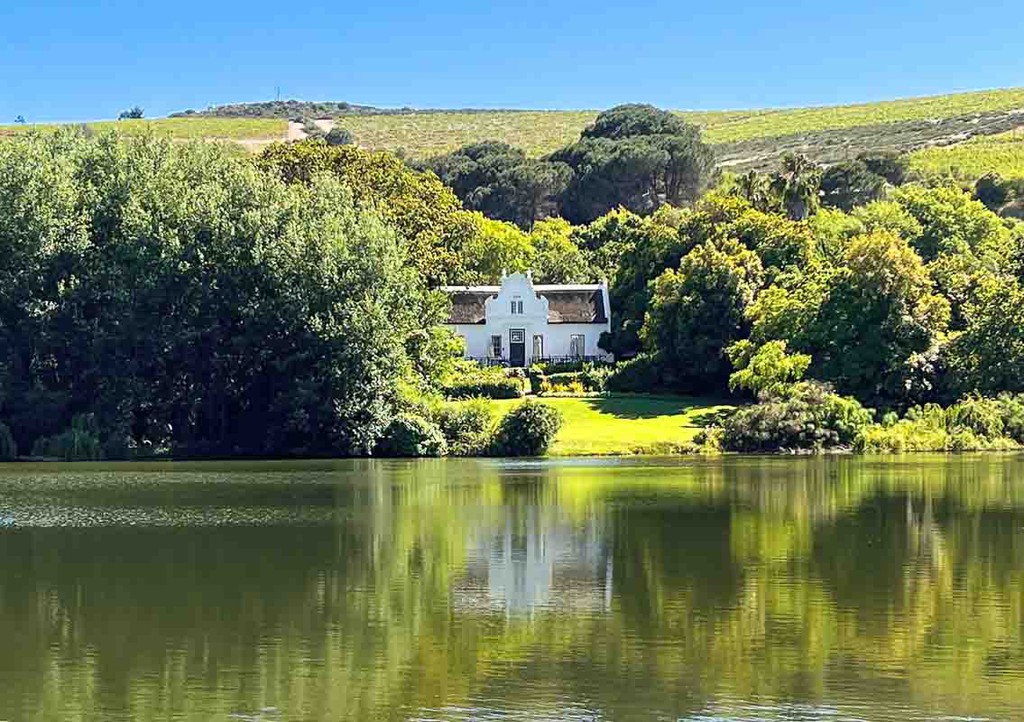 Visit some excellent South African wineries near Cape Town for tastings and food pairings.

Read more 👉 lttr.ai/AfnOb

#wine #capetown #CapeTown