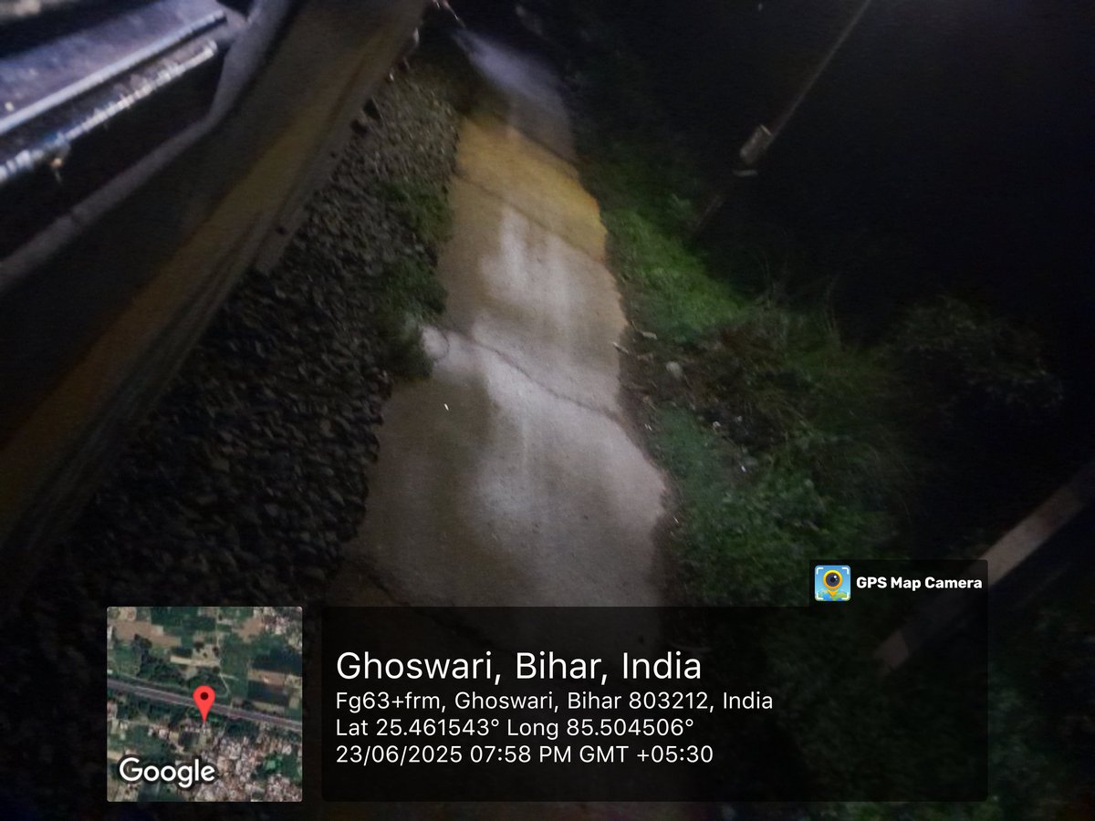 jitendra1fauji's tweet photo. Champapur halt is near Bakhtiyarpur junction, it is rainy season, grass and mud is accumulated on the platform, snakes are coming out in the dark at night @RailwaySeva @RailMinIndia @EasternRailway @AshwiniVaishnaw https://t.co/NXIKRdkwgT