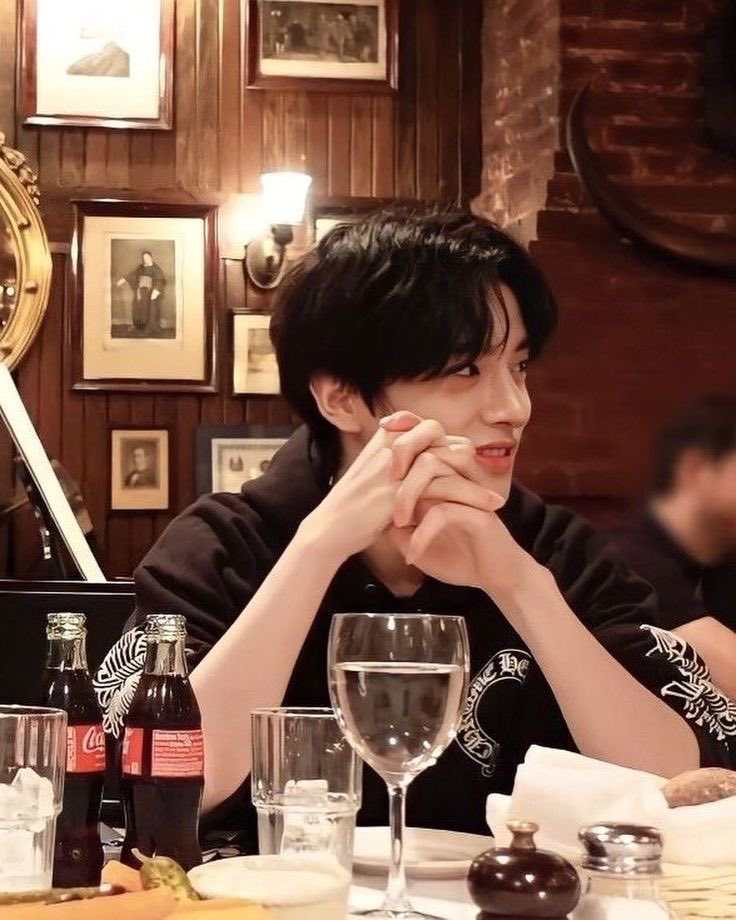 aidenhalf's tweet image. “Yang, ke bar yuk!!!”

Waktu sampe, pesen coca cola 🤣🤣