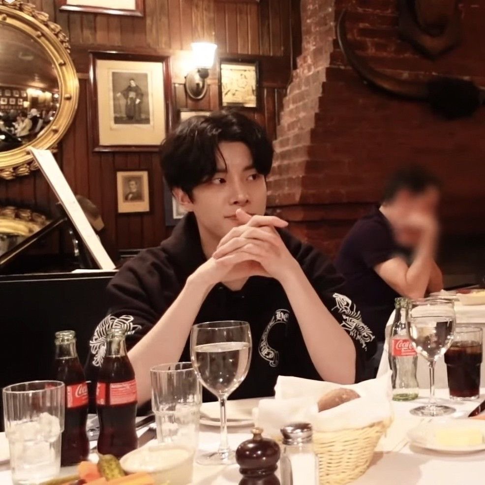 aidenhalf's tweet image. “Yang, ke bar yuk!!!”

Waktu sampe, pesen coca cola 🤣🤣