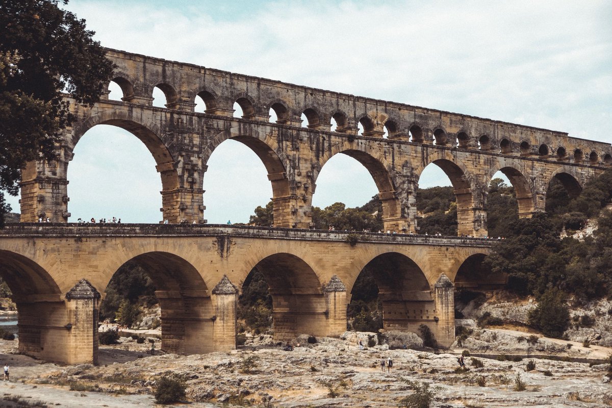 Gli #acquedotti sorsero come la risposta più ambiziosa e duratura a questo bisogno:

Vere e proprie linee di vita che, sfruttando pendenze minime e tracciati millimetrici, trasportavano le...

Leggi l'articolo completo su:
pitturebio.it/tecniche-e-mat…

#pitturebio