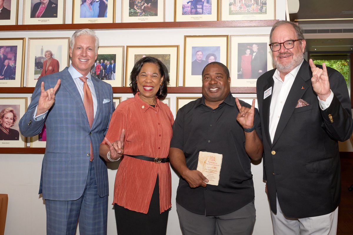 TexasExes's tweet image. Congratulations to our Jack Harbin Top Hand Award recipient, Cliff Croomes, director of the Longhorn Band! The Top Hand Award recognizes an individual who has given extraordinary service to the Texas Exes and the University. Learn more about Croomes → alcalde.texasexes.org/2021/09/alumnu…