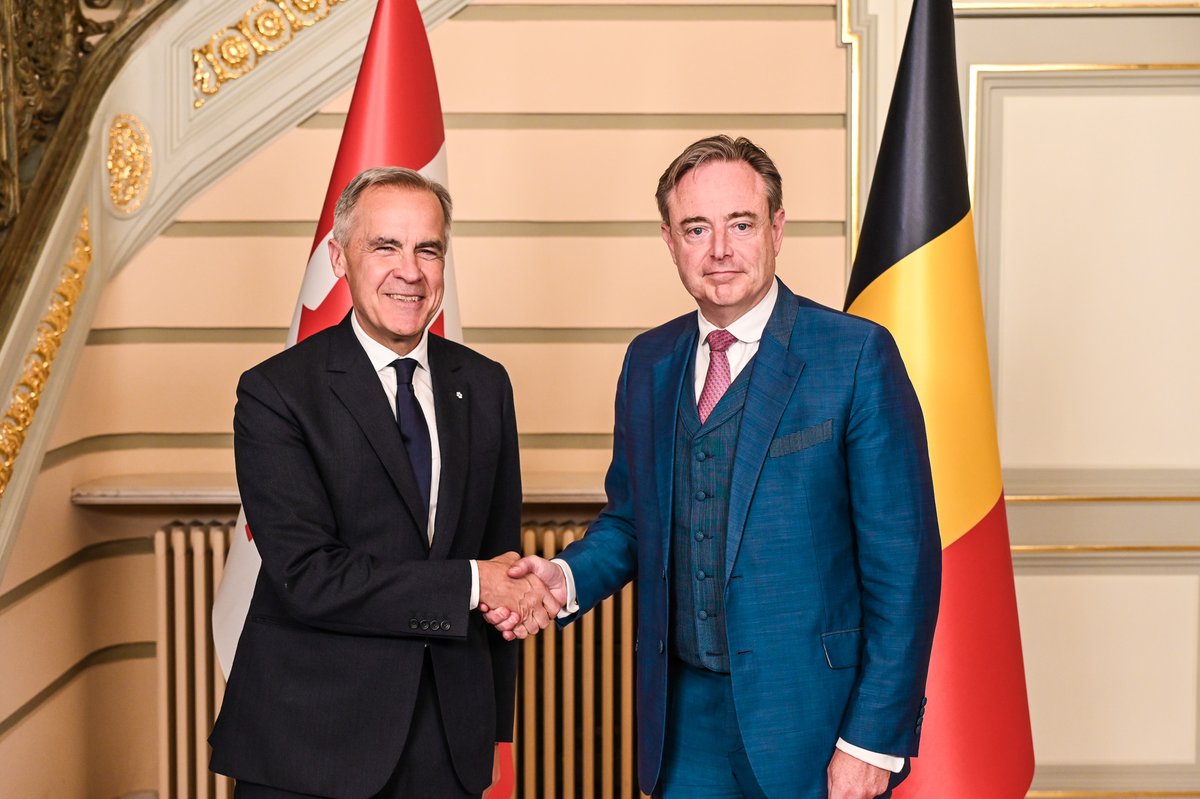 Bart_DeWever's tweet image. This morning, I welcomed the Prime Minister of Canada @MarkJCarney to the Schoonselhof cemetery in Antwerp, where 349 Canadians are buried. We will never forget and always be thankful for their brave sacrifice. I was proud that my own son wanted to play The Last Post for this…