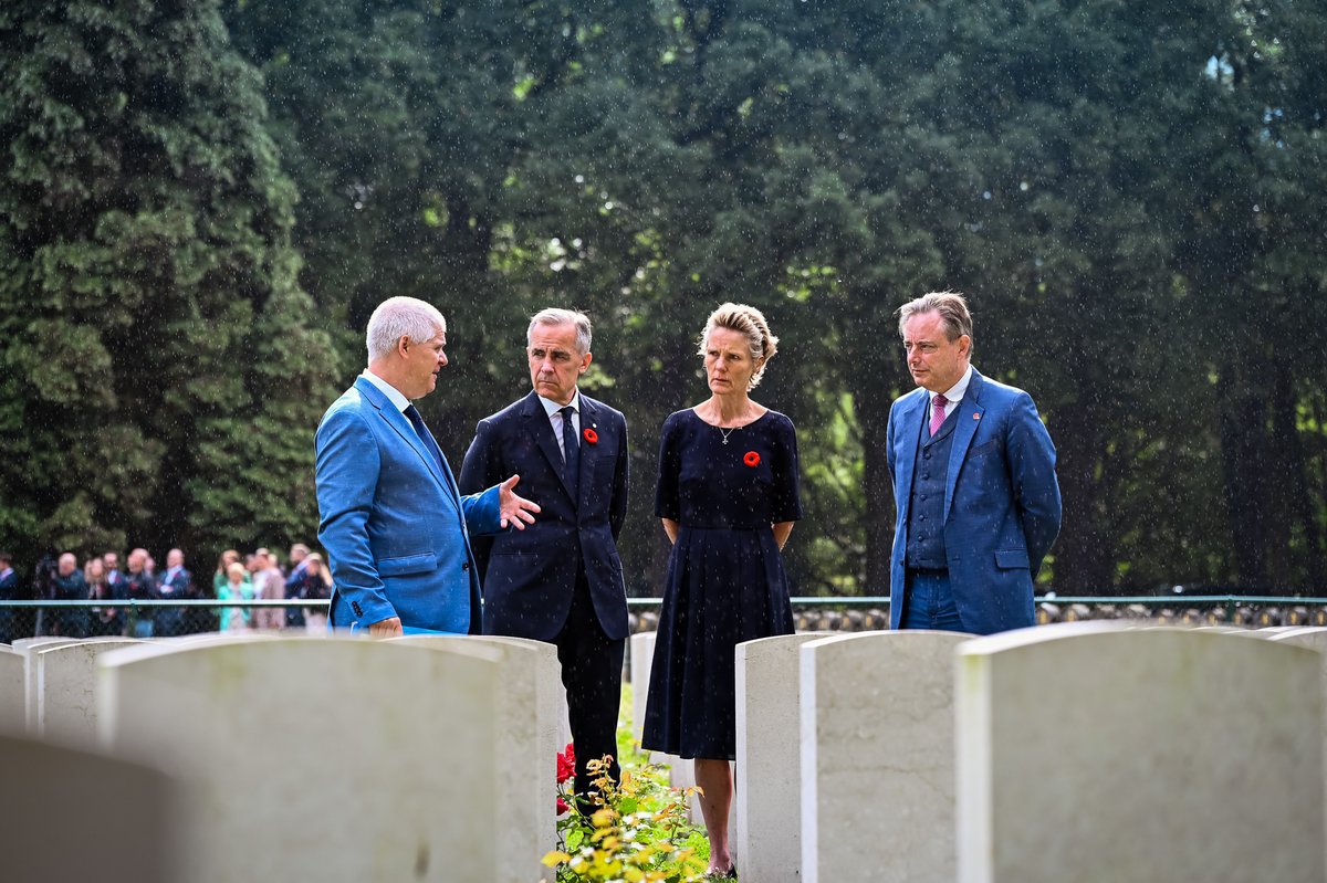 Bart_DeWever's tweet image. This morning, I welcomed the Prime Minister of Canada @MarkJCarney to the Schoonselhof cemetery in Antwerp, where 349 Canadians are buried. We will never forget and always be thankful for their brave sacrifice. I was proud that my own son wanted to play The Last Post for this…