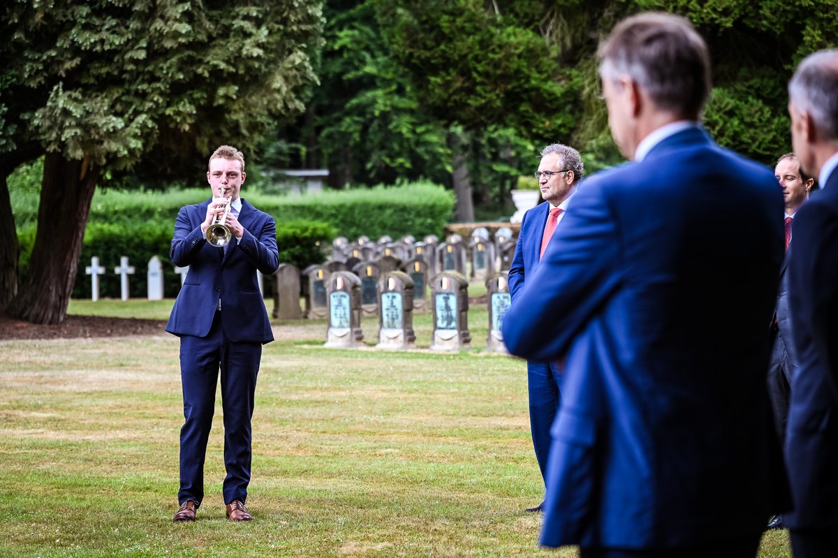 Bart_DeWever's tweet image. This morning, I welcomed the Prime Minister of Canada @MarkJCarney to the Schoonselhof cemetery in Antwerp, where 349 Canadians are buried. We will never forget and always be thankful for their brave sacrifice. I was proud that my own son wanted to play The Last Post for this…