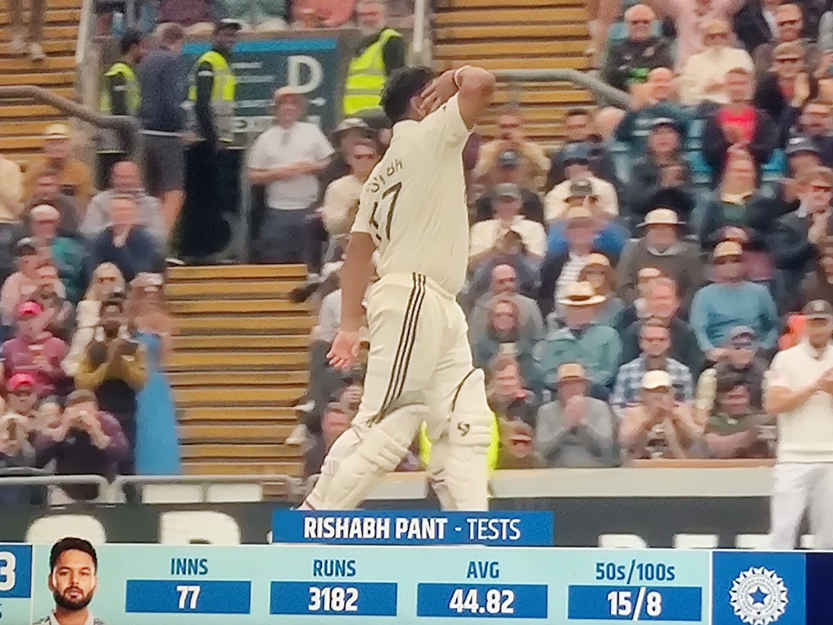 Sunny sir wanted pant to do the cart wheel 🎡 but he relied calmly - later may be tired after playing all 3 days 😅
U said Comeback I Hear Rishabh Pant 🔥 

#INDvsENG #INDvENG #ENGvIND #ENGvsIND #Siraj #Pant #Gill #INDvsENG