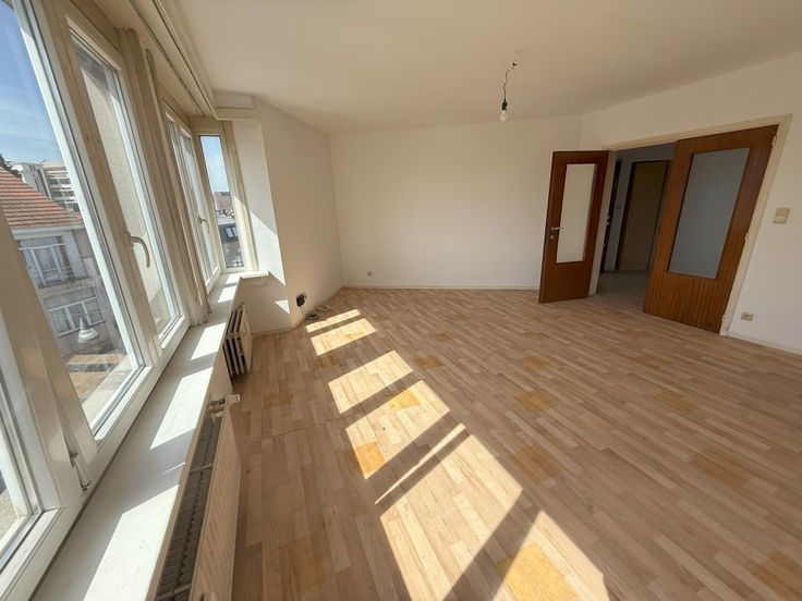 BruxellesLouer's tweet image. Appartement 2 chambres à Bruxelles 🏙️
Situé dans un quartier dynamique, proche des commerces et transports 🚂
#Appartement2Chambres #Keyops #ImmobilierBruxelles #VieFamiliale #LocationAppartement #AppartementLumineux #BruxellesProperties #ImmoBelge #CoupleAvecEnfants