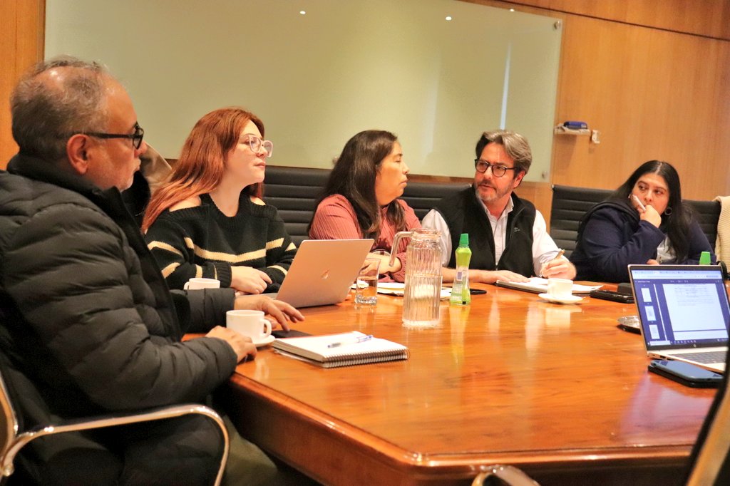 Seremi de Obras Públicas, Dennys Mendoza, se reunió con el Comité de Vivienda Villa Mar del sector Los Molles, de la comuna de La Ligua, junto a la diputada <a href="/mfranbello/">Francisca Bello C</a> para abordar la problemática y escasez de agua en dicho sector y avanzar en coordinaciones al respecto.