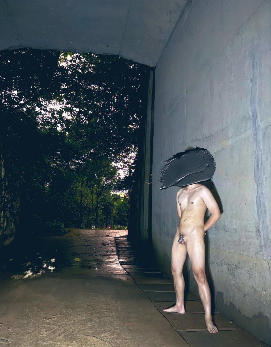 🌧️穿着透明雨衣，戴着🔒在桥洞暴露，不过还是全裸比较爽😍有没有一起的
#锁 #反差 #暴露