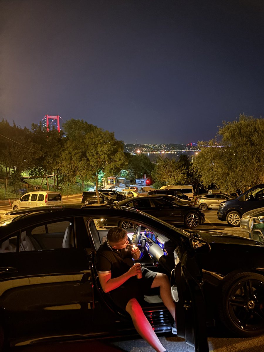 Hiç ışık yoktu,bu yüzden parladım çünkü elimde başka şık yoktu.