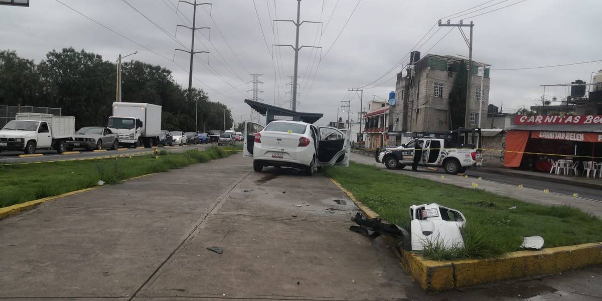 #EstaMañana || Muere masculino tras recibir varios impactos de arma de fuego, en el cruce de la calle #Mexiquense y la avenida #OjoDeAgua, a la altura del Mexibús #EjidoSantoTomás, #Línea4, municipio de #Ecatepec,  #EstadoDeMéxic9.

Los presuntos agresores viajaban a bordo de una