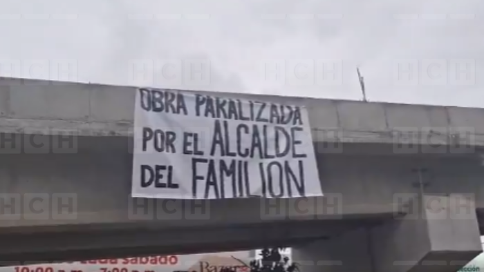 HCHTelevDigital's tweet photo. Con rótulos, capitalinos manifiestan su molestia ante paralización de obras de la AMDC https://t.co/KmdkPqLmCf https://t.co/qApBGqZYQ1
