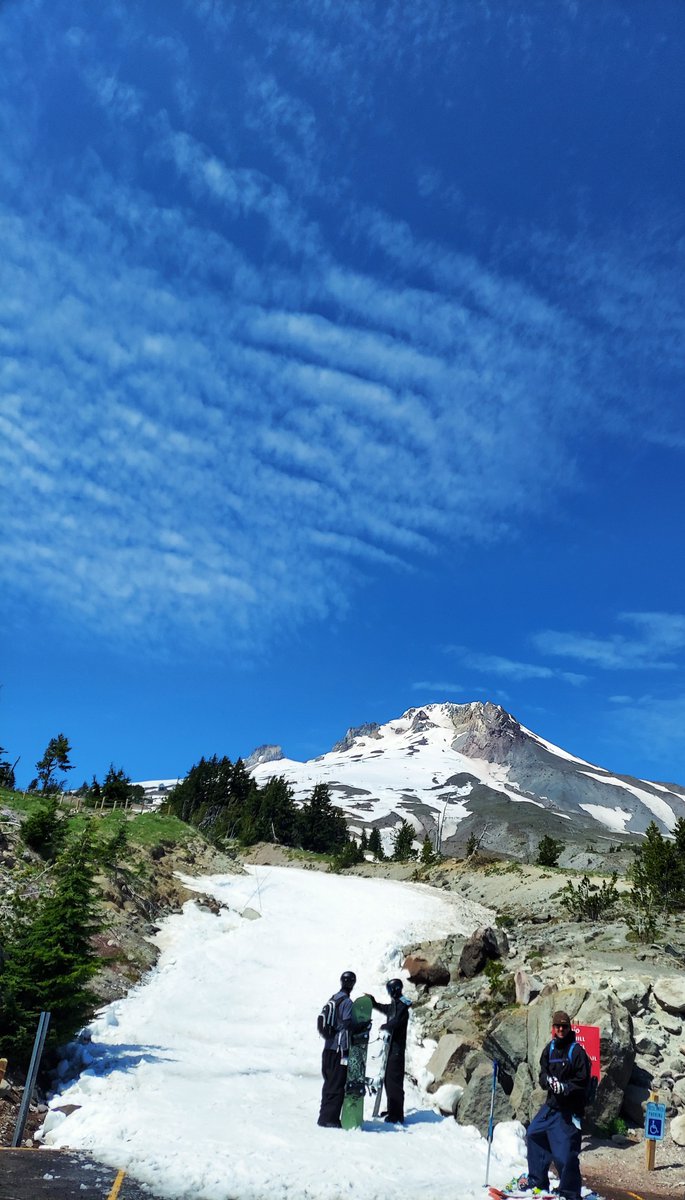 SFinn14's tweet photo. #mondaythoughts Heat domes don't penetrate @mthood and the SNOW! 🏂Stay #cool in #Oregon @TravelOregon @pnwterritories 😎 https://t.co/nByMGi1e9f