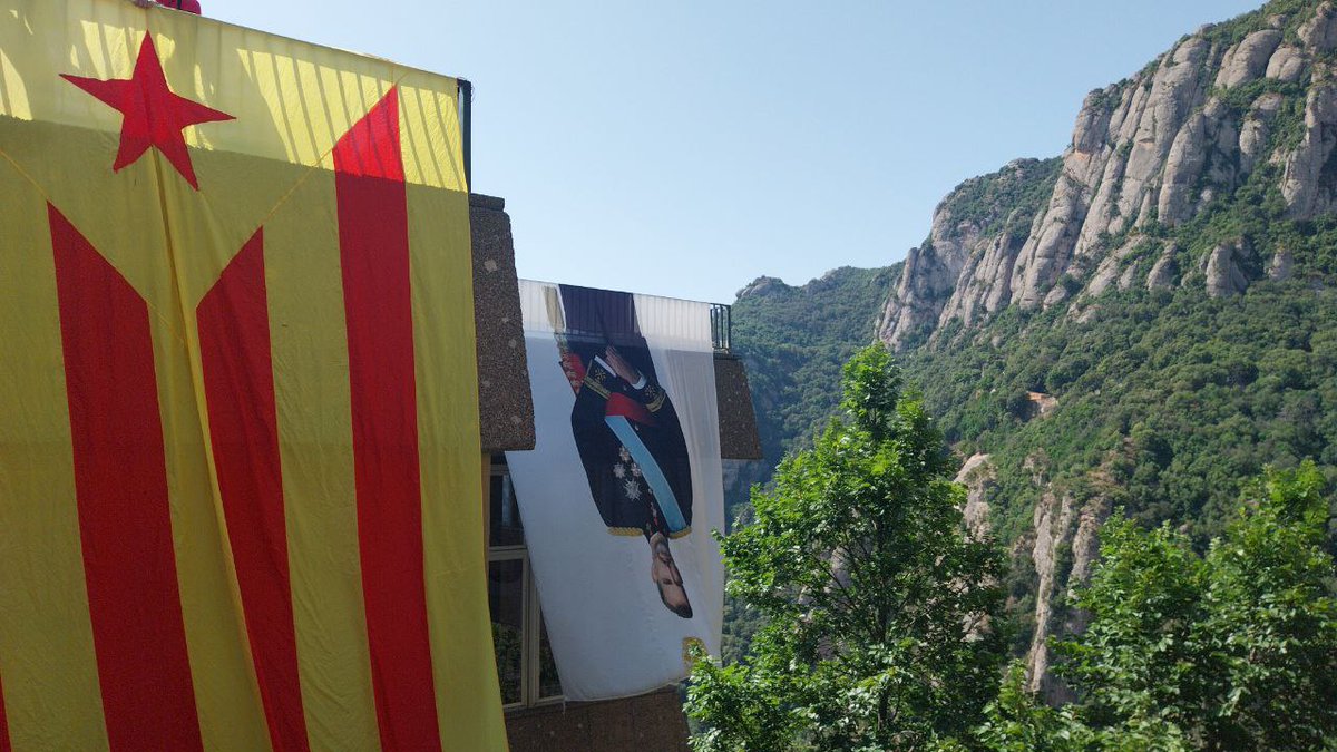 CdrMonistrol's tweet photo. El borbó ha hagut d'entrar per la porta del darrere a Montserrat https://t.co/Jjfp7G1kw0