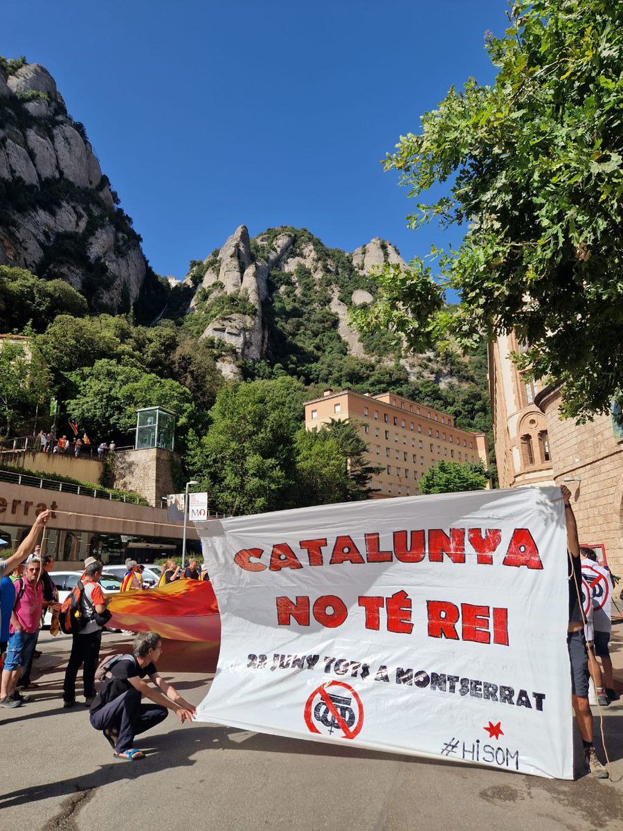 CdrMonistrol's tweet photo. El borbó ha hagut d'entrar per la porta del darrere a Montserrat https://t.co/Jjfp7G1kw0