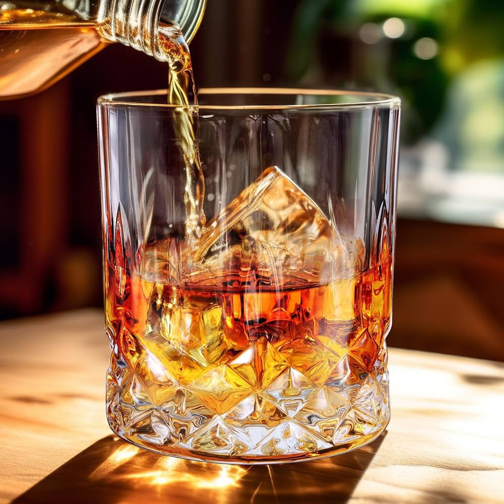 KHURAPATT's tweet photo. I.A.S. = Indian Alcoholic Service 

लखनऊ की शामें अब दफ्तरों में नहीं,ताज, रेनेसां और हयात के लॉबी बार में होती हैं।जहाँ फाइलें नहीं, व्हिस्की खुलती है।
साहब के लिए हर रात ‘विकास’ एक नए ग्लास में परोसा जाता है।

होटल का वेटर देख कर मुस्कुराता है आज फिर किसी ठेकेदार की क़िस्मत चमकने वाली है।क्योंकि जो बिल साहब छोड़ जाते हैं,उसे वही ठेकेदार चुका जाता है,जिसकी फाइलें अगले दिन हां कहने वाली होती हैं।

फाइलें धूल खा रही हैं,पर साहब की ग्लास चमक रही है।
ग्लेनफिडिक और ठेका अब सरकारी डील के दो मुख्य घटक हैं।

जनता को RO पानी भी मयस्सर नहीं, पर साहब को Evian या Perrier चाहिए आख़िर देश सेवा में स्वाद की कुर्बानी नहीं दी जा सकती।

हयात के कॉर्नर टेबल से,साहब सिस्टम की हालत पर चर्चा करते हैं,और साथ में एक सिग्नेचर ड्रिंक लेते हैं 

ठेकेदार हर रात 25 हज़ार का बिल चुका कर
हर सुबह 25 करोड़ के सपने देखता है।
ये कोई रिश्वत नहीं इसे अफसर पब्लिक रिलेशन कहते हैं।

साहब का डायलॉग फिक्स है हम टेंशन में पीते हैं।
लेकिन टेंशन में तो वो जनता है जिसकी कमाई से आप रेनेसां की VIP लिस्ट में हैं।

खैर मुझे क्या मैं तो लाहौरी जीरा पी रहा हूँ बिना किसी ठेकेदार के पैसे की ।