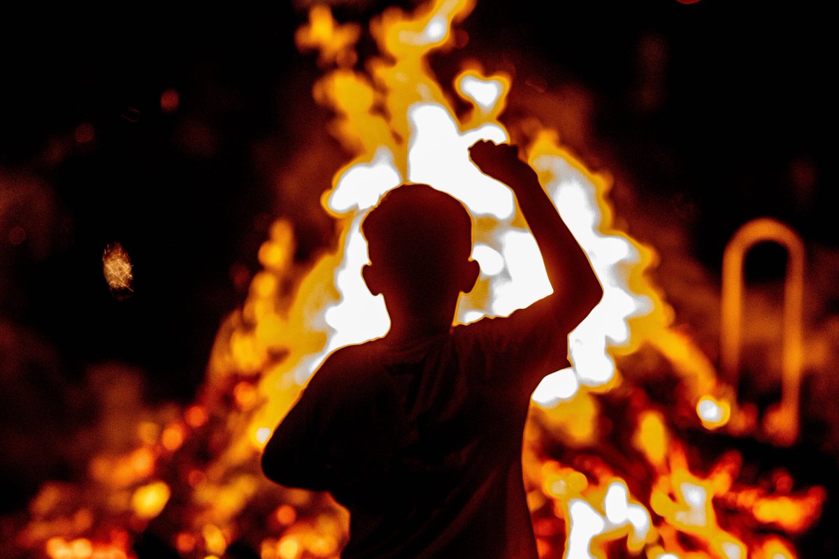 Som_PPCC's tweet image. Som un poble lligat a la cultura del foc. Encenem la flama de la llibertat arreu dels Països Catalans. 🔥✊
Bona revetlla de Sant Joan!
#SomPaïsosCatalans