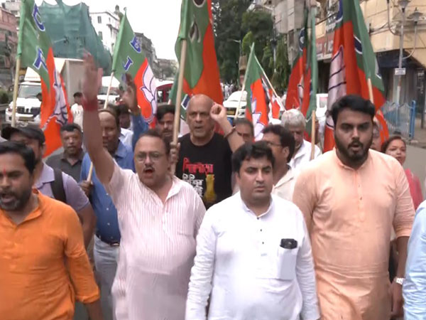 ani_digital's tweet image. BJP protests against WB govt after 13-year-old died in explosion during TMC victory procession 

Read @ANI Story | aninews.in/news/national/…
 #TMC #BJPProtest #BombExplosion #WestBengal