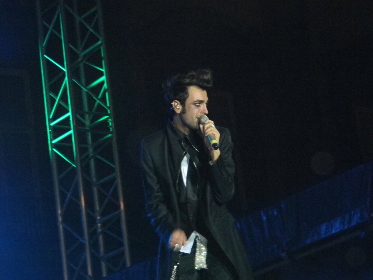 lina_morelli's tweet photo. Per chi ha la memoria corta: Napoli, Capodanno 2011, patta con i brillantini, piume di struzzo sulla spalla e occhi bistrati.
Eh, ma Marcolì, un tempo vestivi più serio! Mi sa che vi siete persi qualche pezzo per strada. https://t.co/76EXB5loXN