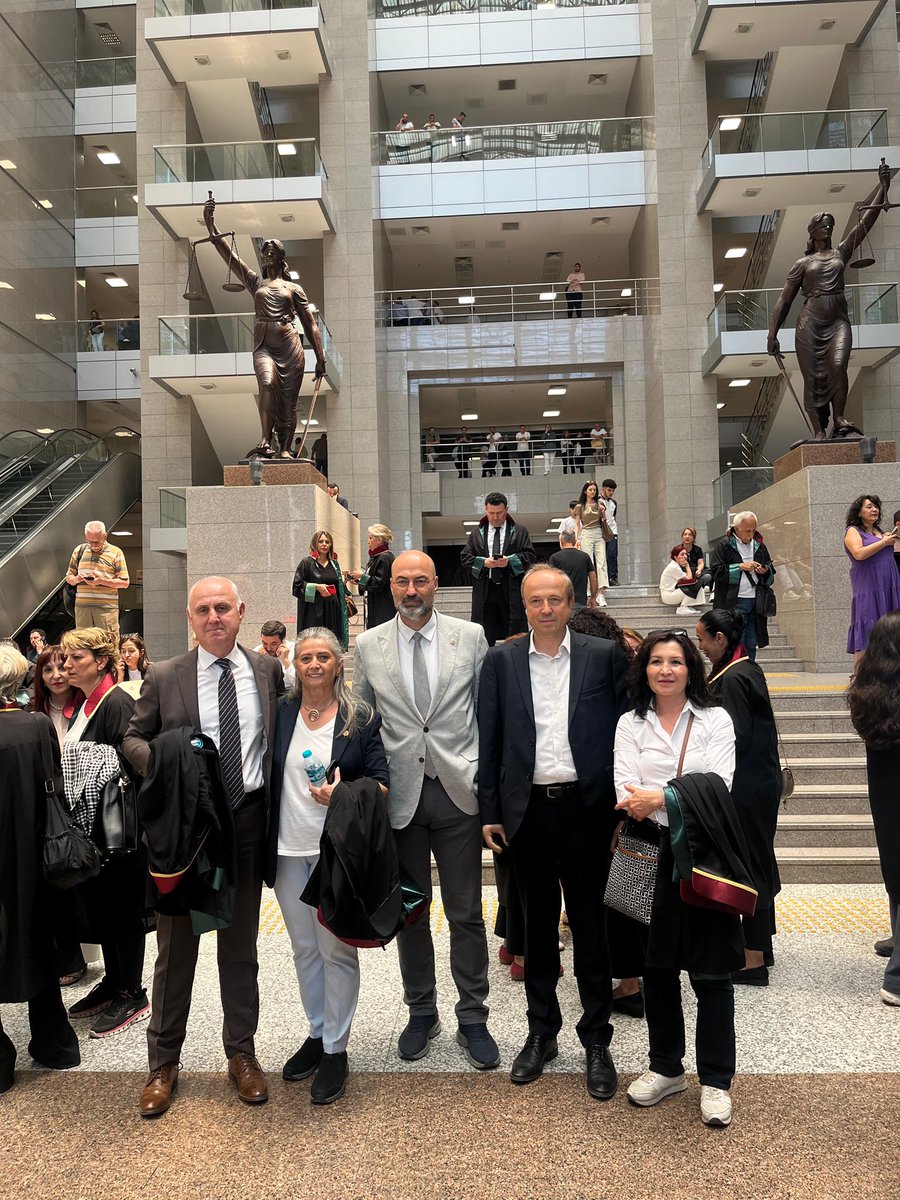 Savunma görevini yerine getirdiği için hedef alınan her meslektaşımız, hukuk devleti adına bir kırılma noktasıdır.
Bugün İstanbul Barosu’nun çağrısıyla, “savunmayı savunmak” için Çağlayan’daydık.
Avukat tehlikedeyse, adalet de tehlikededir!