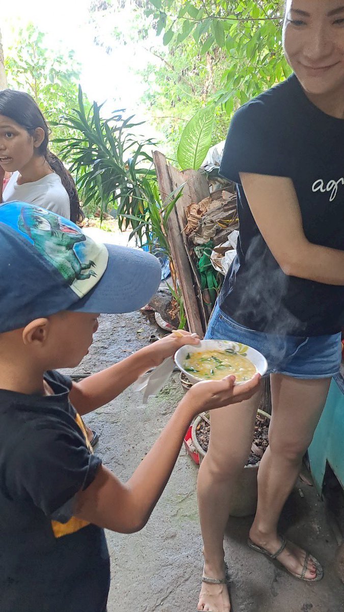 GoShare90350588's tweet photo. 【山のスラムの子どもたちにラーニングセンターを！活動報告⑫】

プロジェクトリーダーであるAyumiさんが山のラーニングセンターにて子ども達に向けてボランティア活動をおこなってくださいました。

大好きなAyumiさんとの久々の再会に皆大喜び！！ https://t.co/mmFZ5VYzmx