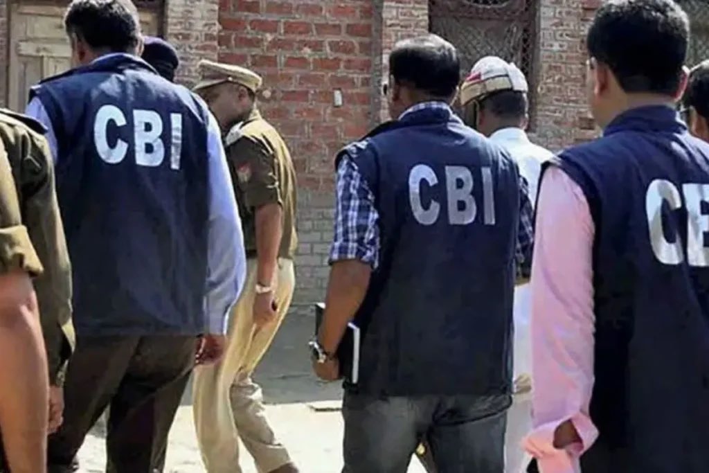 मथुरा के एक मंदिर में करीब 7 साल से प्रवचन कर रहे साधु को CBI ने अरेस्ट किया। 19 जून को श्याम बिहारी मंदिर में CBI पहुंची। यहां अनुयायियों के साथ बैठे साधु श्याम बिहारी को पकड़ लिया।

मंदिर कैंपस में बने उसके घर से टीम ने पेन ड्राइव, हार्ड डिस्क, मोबाइल और लैपटॉप जब्त किए।