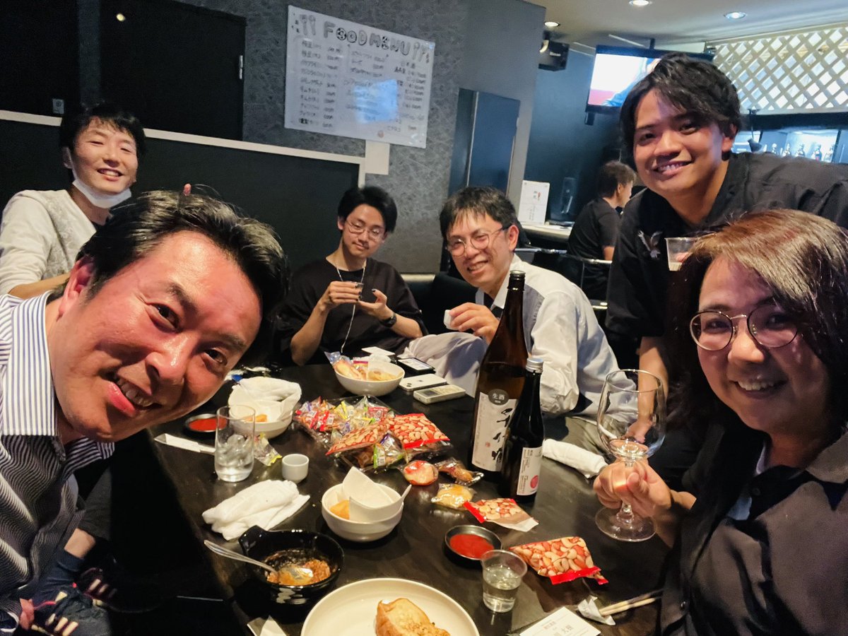 horii_masahiko's tweet photo. 先日、ずっと行きたかった射水市の「ソーシャルスナックZERO」へ行きました。持ち込んだ富山の地酒とお店特製のカレーも美味しかった。富山の活性化をテーマに同じテーブルの皆さんと話が盛り上がりました！オーナーの中西さん、お誘いありがとうございました！また来ます。@naaaaakayan https://t.co/PGZXdkC06q