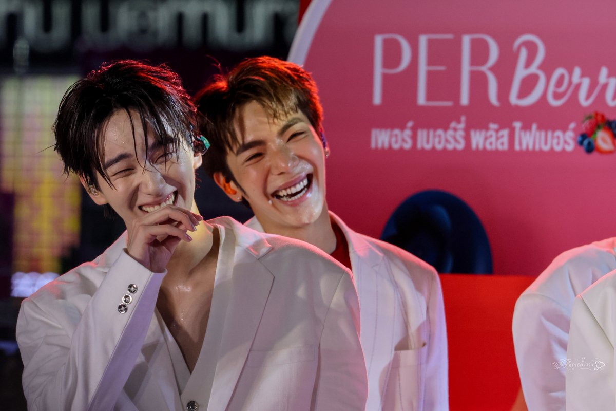 fevumb's tweet photo. พวกแกเล่นอะไรกันบนเวที ขำหนักมาก 😂🤣
#helloperberryxATLAS
#JetATLAS #ErwinATLAS #TadATLAS https://t.co/xx0Ym7RxEM