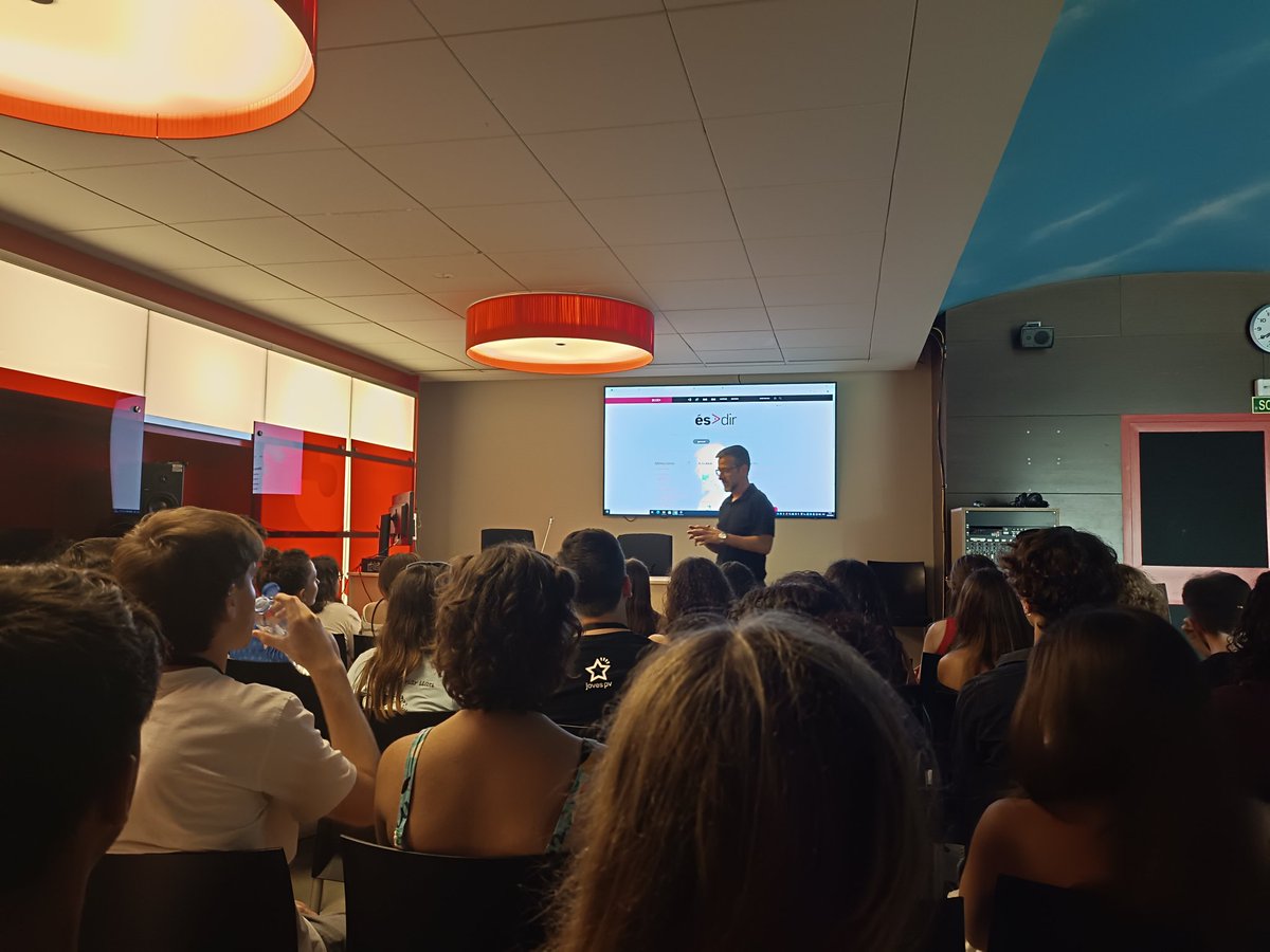 Catalana_UA's tweet photo. A més, vam poder visitar l'Institut d'Estudis Catalans, la Biblioteca Nacional de Catalunya, els estudis de TV3 (@som3cat ) i el Termcat (@term_cat), on l'alumnat ha pogut gaudir dels recursos terminològics de l'organisme.

#català #filologiacatalana #valencià #filocats https://t.co/6c4409lMKZ
