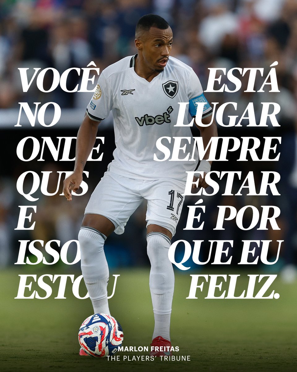 TPTBrasil's tweet photo. Marlon Freitas, do Botafogo: "Seu Itamar de Freitas tinha 54 anos quando partiu, vítima de câncer, em 2017. Eu era jogador do Fluminense, estava voltando de um empréstimo ao Samorín, da Eslováquia, sem lugar garantido no time, ainda começando como profissional. Fui vê-lo no hospital e mal consegui ficar no quarto. Meu pai, que era um cara forte, pau pra toda obra, sempre bem disposto, agora ali magro, debilitado, na cadeira de rodas. 

Eu saía pra chorar no corredor e voltava.

— Pai, domingo tem jogo contra a Chapecoense na casa deles. Mas vou pedir ao pessoal do clube pra não viajar. Quero ficar com você.

— Nada disso. Vai sim. Vai jogar, pô! É o nosso sonho, não é?

— Mas, pai…

— É o nosso sonho ou não é, Marlon?

Bom, fui pra Chapecó. Treinei bem pra caramba e o Abel Braga, então o técnico do Fluminense, deu o time pro jogo: eu de titular. À noite, no hotel, desci pra fazer um lanche e quando voltei pro quarto o Scarpa e o Luquinhas, meus amigos mais chegados, estavam lá. Eu entendi na hora.

Caraca, mano, meu pai!

Tentei ver quem estava me ligando no celular e não consegui, porque as lágrimas embaçavam tudo. Passei a madrugada em claro esperando o voo de volta pro Rio que o pessoal do Fluminense conseguiu pra mim.

Cheguei de manhã no aeroporto, baita chuva, neblina, tudo fechado pra pousos e decolagens. Arrumaram outro voo pro meio da tarde, cancelado também. Fui sentar num canto da sala de embarque, sozinho e perdido, sem saber pra onde ir.

Quer saber? Ainda dá tempo, eu vou pro jogo. Meu pai queria que eu jogasse. É por isso que não tem voo! Então eu vou jogar.

Então eu olho pra cima pra dar uma respirada e, numa nuvem volumosa e brilhante, vejo o rosto do meu pai sorrindo. Gargalhando. A minha referência na vida, meu conselheiro, meu confidente, meu melhor amigo, o cara com que eu dividia todas as minhas alegrias e tristezas.

Naquela tarde em Chapecó em que eu comecei jogando de titular, o rosto sorridente dele na nuvem me pareceu uma mensagem que só eu podia decifrar: “Tá vendo, moleque! Eu não falei? Você está no lugar onde sempre quis estar e é por isso que eu estou feliz. Agora vai jogar! Eu vou estar do teu lado”."