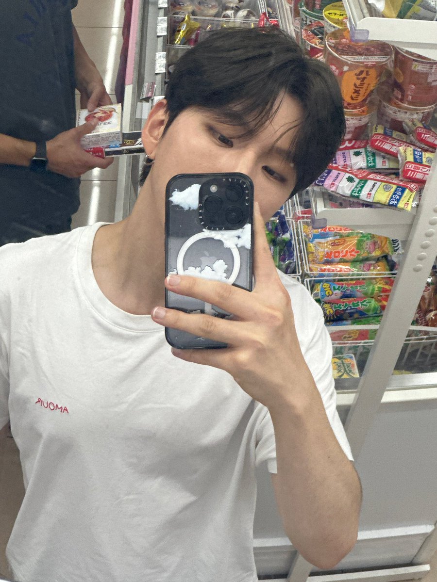 ___showki's tweet photo. なにこれ新手の匂わせ？もう明日セブンでブリュレアイスと板チョコアイス買うしかねぇやん一緒に食べたんですか？ギリわかる人には誰かわかるくらいの写り込ませはほんとに1番厄介な匂わせの手法なんですけどなんなんですか？嫉妬させたいんですか？どっちにも嫉妬する私はどうすればいいんですか？？ https://t.co/m168G6LZOS