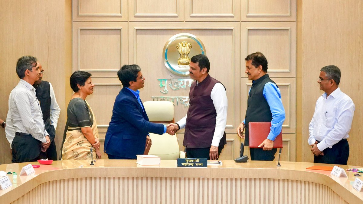 सामाजिक योजनांच्या प्रभावी अंमलबजावणीसाठी राज्य शासन आणि CEGIS यांच्यात सामंजस्य करार

मुख्यमंत्री देवेंद्र फडणवीस यांच्या प्रमुख उपस्थितीत आज मुंबई येथील शासकीय निवासस्थानी महाराष्ट्र शासन, मुख्यमंत्री कार्यालय आणि सेंटर फॉर इफेक्टिव्ह गव्हर्नन्स ऑफ इंडियन स्टेट्स (CEGIS)