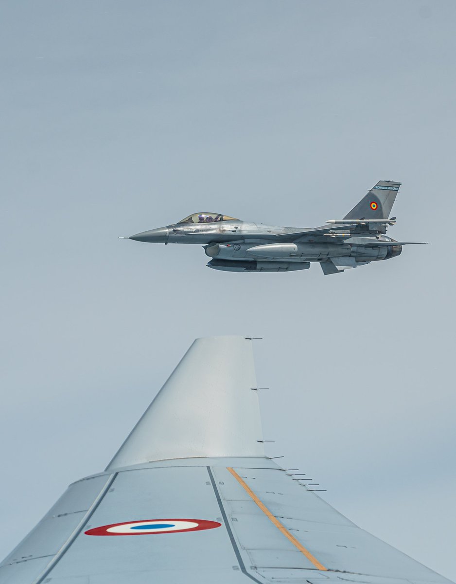 Armée française - Opérations militaires (@etatmajorfr) on Twitter photo 📍Pays Baltes | Mission #AirShielding de l'<a href="/OTAN_FR/">OTAN en français</a>
Ravitaillement en vol au profit de F-16 🇷🇴, F-16 🇵🇱 et des Gripen 🇸🇪 par un A330 MRTT 🇫🇷.
Unité des forces aériennes de l'Alliance pour la protection de l'espace aérien européen. 📍Pays Baltes | Mission #AirShielding de l'<a href="/OTAN_FR/">OTAN en français</a>
Ravitaillement en vol au profit de F-16 🇷🇴, F-16 🇵🇱 et des Gripen 🇸🇪 par un A330 MRTT 🇫🇷.
Unité des forces aériennes de l'Alliance pour la protection de l'espace aérien européen.